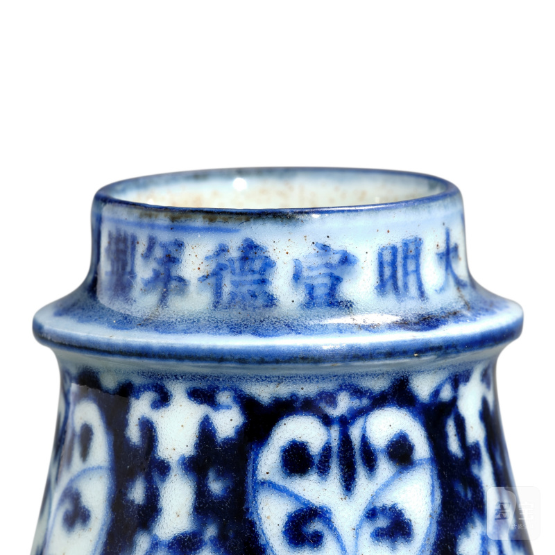 A blue and white 'floral' bird feeder, Qing dynasty, Kangxi period | 清康熙 青花纏枝花卉紋軸頭罐 《大明宣德年製》仿款 - 图4